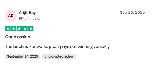 ৫-স্টার রেটিং এর একটি স্ক্রিনশট যেখানে লেখা আছে যে বুকমেকার চমৎকার এবং দ্রুত জয়ের টাকা পরিশোধ করে।